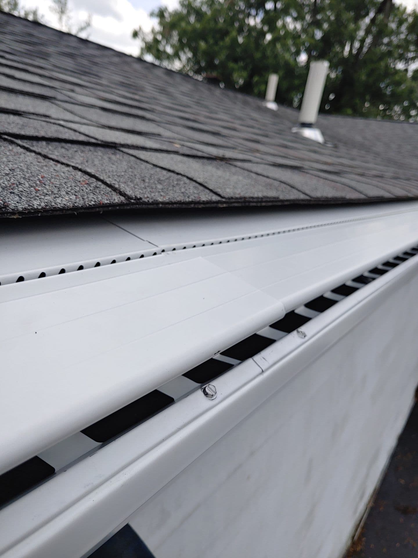 stylish-seamless-gutters-new-castle-in-clemens-home-solutions-scaled.jpg